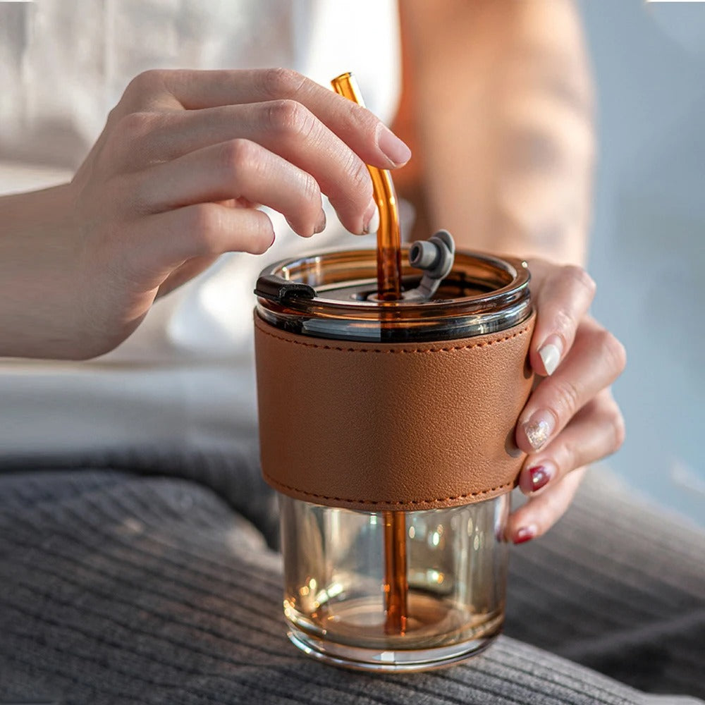 كوب زجاجي مع ماصة سيليكون وغطاء جلدي